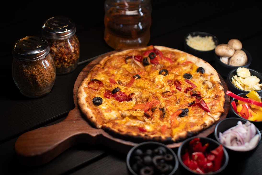 Vegetable pizza with fresh toppings
